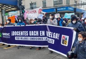 Valdivia: Sindicatos en huelga de la UACh marcharon hacia la Casa Central