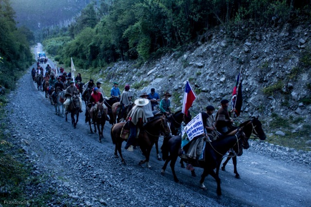 Opositores a proyecto hidroeléctrico Mediterráneo en Cochamó cabalgan rumbo a Puerto Montt