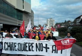 División y pocos manifestantes en marcha por el dia del trabajo en Puerto Montt