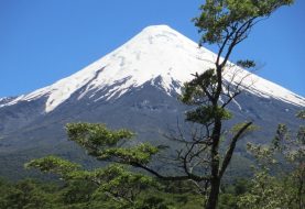 CONAF recomienda uso de cadenas en vehiculos para subir a volcán Osorno