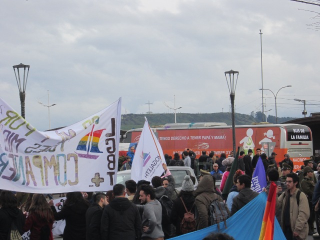 Puerto Montt: polémico Bus de la Familia dividió opiniones a su llegada a la ciudad