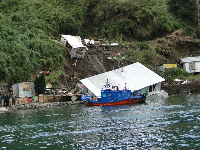 Derrumbe de casa en Isla Tenglo lleva a Gobernación solicitar informe a SERNAGEOMIN