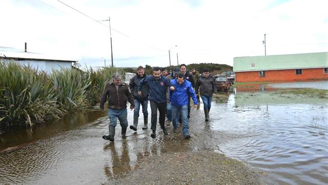 Autoridades recorren zona afectada por temporal  en Chiloé