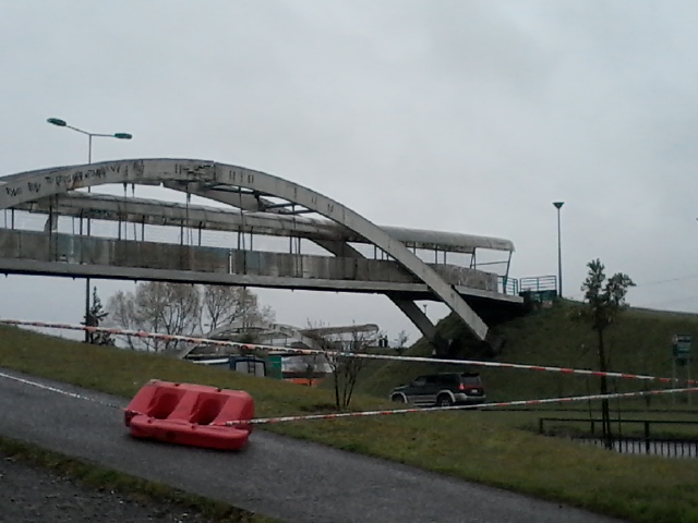 Puerto Montt: clausurada  pasarela en sector rotonda dificulta transito de peatones