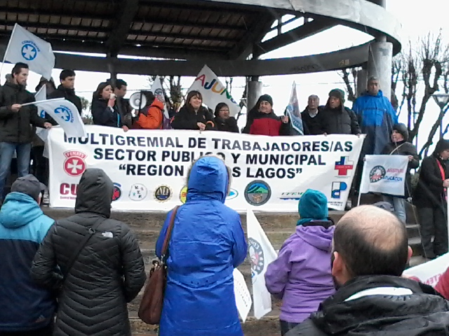 Puerto Montt: empleados públicos se movilizaron este mediodia
