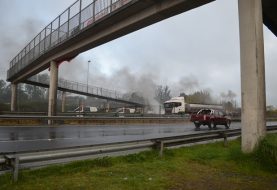 Esta mañana vecinos se toman ruta 5 sur a la altura de Frutillar exigiendo la extensión de una calle de servicio hasta el sector