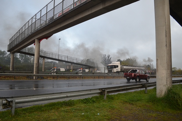 Esta mañana vecinos se toman ruta 5 sur a la altura de Frutillar exigiendo la extensión de una calle de servicio hasta el sector