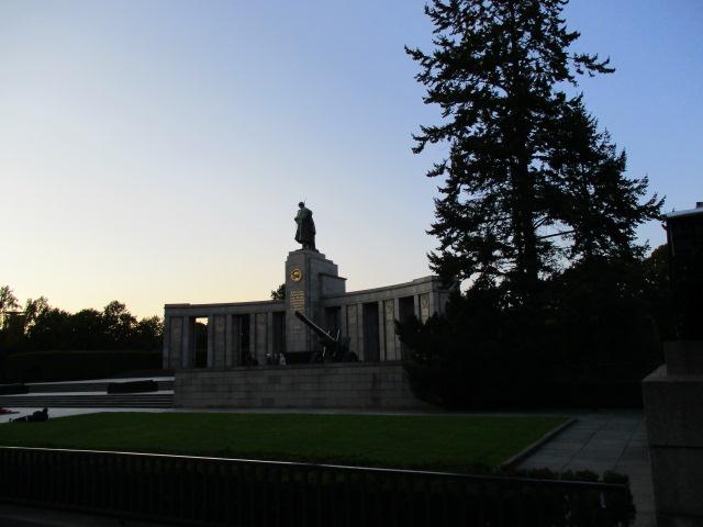 Conociendo el Monumento soviético de Tiergarten en Berlin Alemania