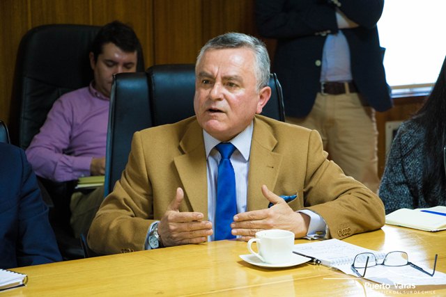 Alcalde Bahamonde instruyó investigación tras denuncia por ausencia de funcionarios en horario de atención en SAR puertovarino