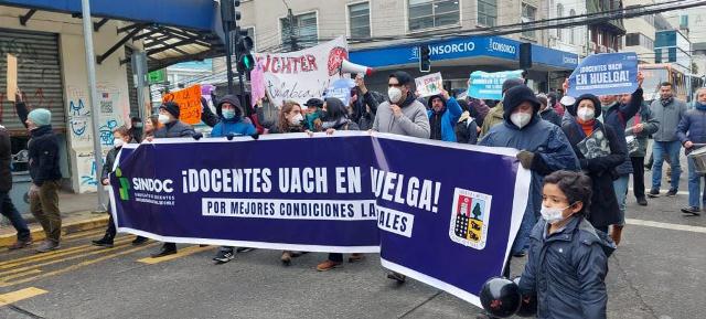 Valdivia: Sindicatos en huelga de la UACh marcharon hacia la Casa Central