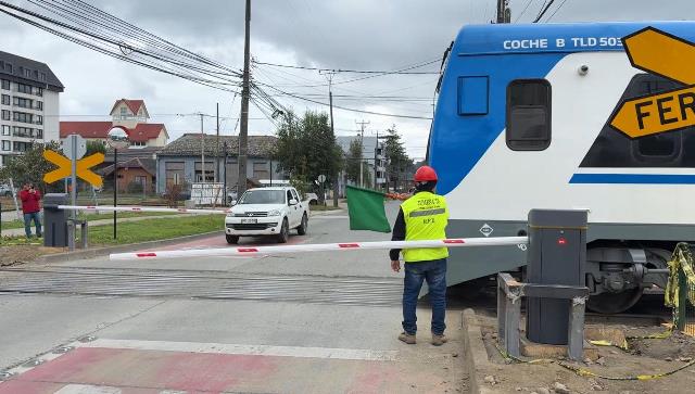 EFE da un nuevo paso en la seguridad de cruces ferroviarios en la región de Los Lagos con instalación de barreras
